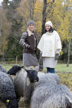 Ivanhoe of Sweden NLS HUMLA PONCHO, 100% OFÄRGAD ULL — NUTMEG New