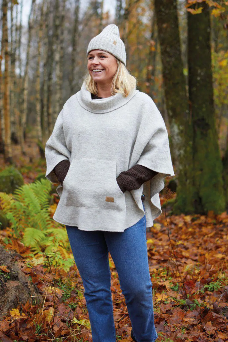 Ivanhoe of Sweden NLS HUMLA PONCHO, 100% OFÄRGAD ULL — NUTMEG New